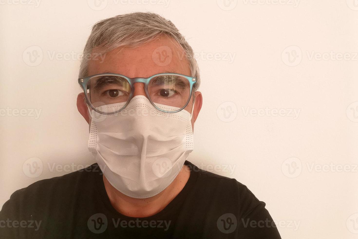 man wearing coronavirus mask photo