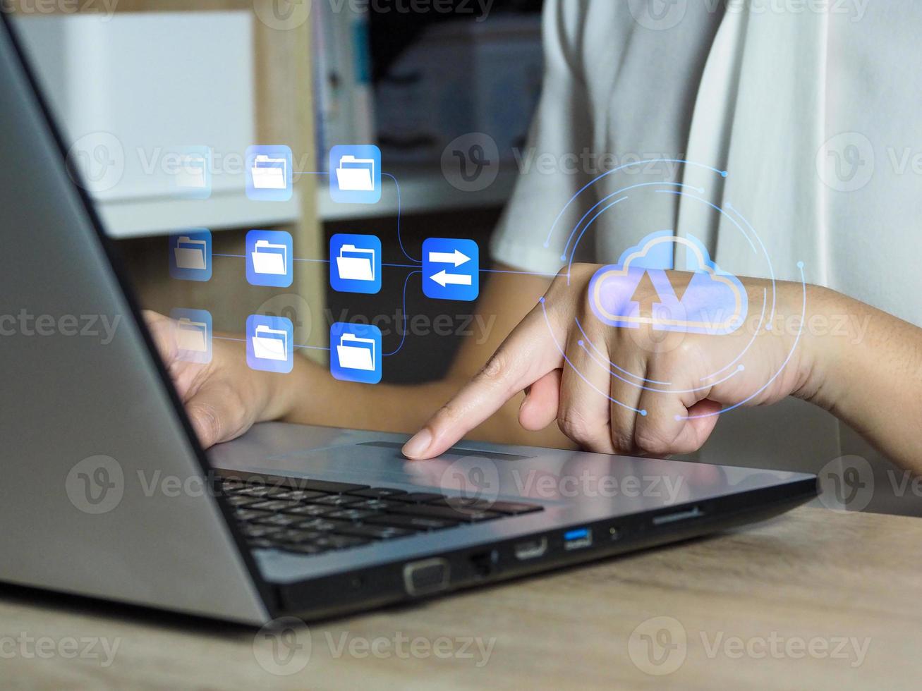 joven mujer trabajando en ordenador portátil accediendo datos archivos vía nube tomando apoyo copias de documentos archivo compartiendo con alta velocidad tecnología Internet seguridad proteccion foto