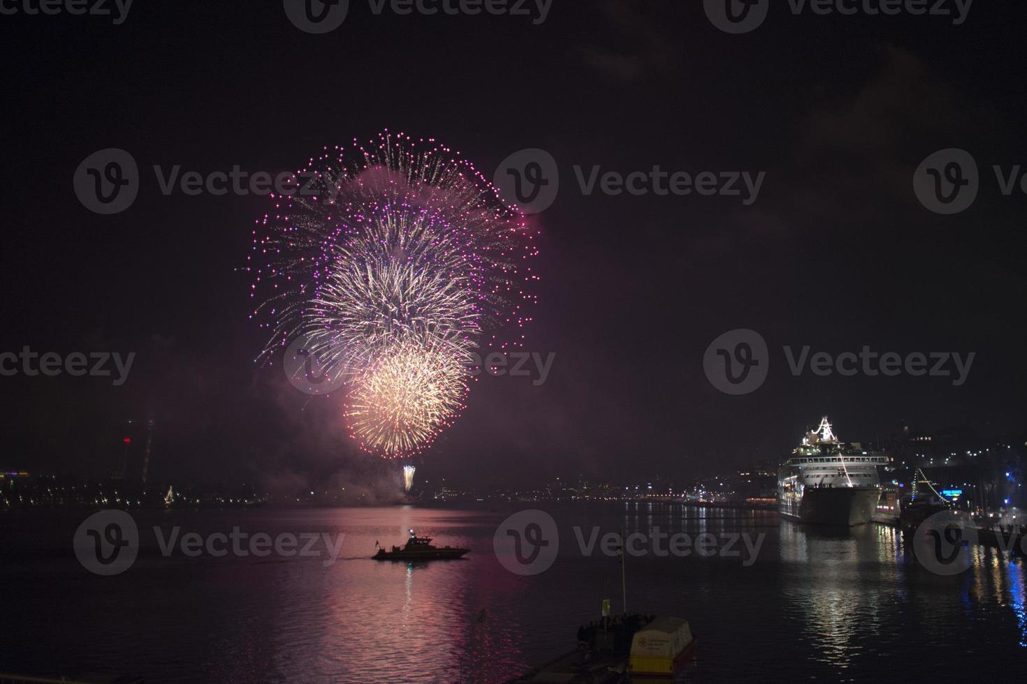 nuevo año fuegos artificiales en Estocolmo puerto Suecia foto