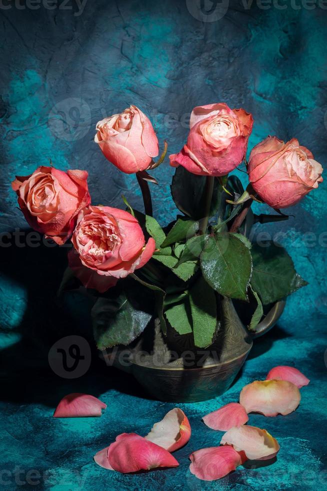 ramo de flores de rosas para el día festivo. De las mujeres día, San Valentín día, nombre día. en un oscuro antecedentes. foto