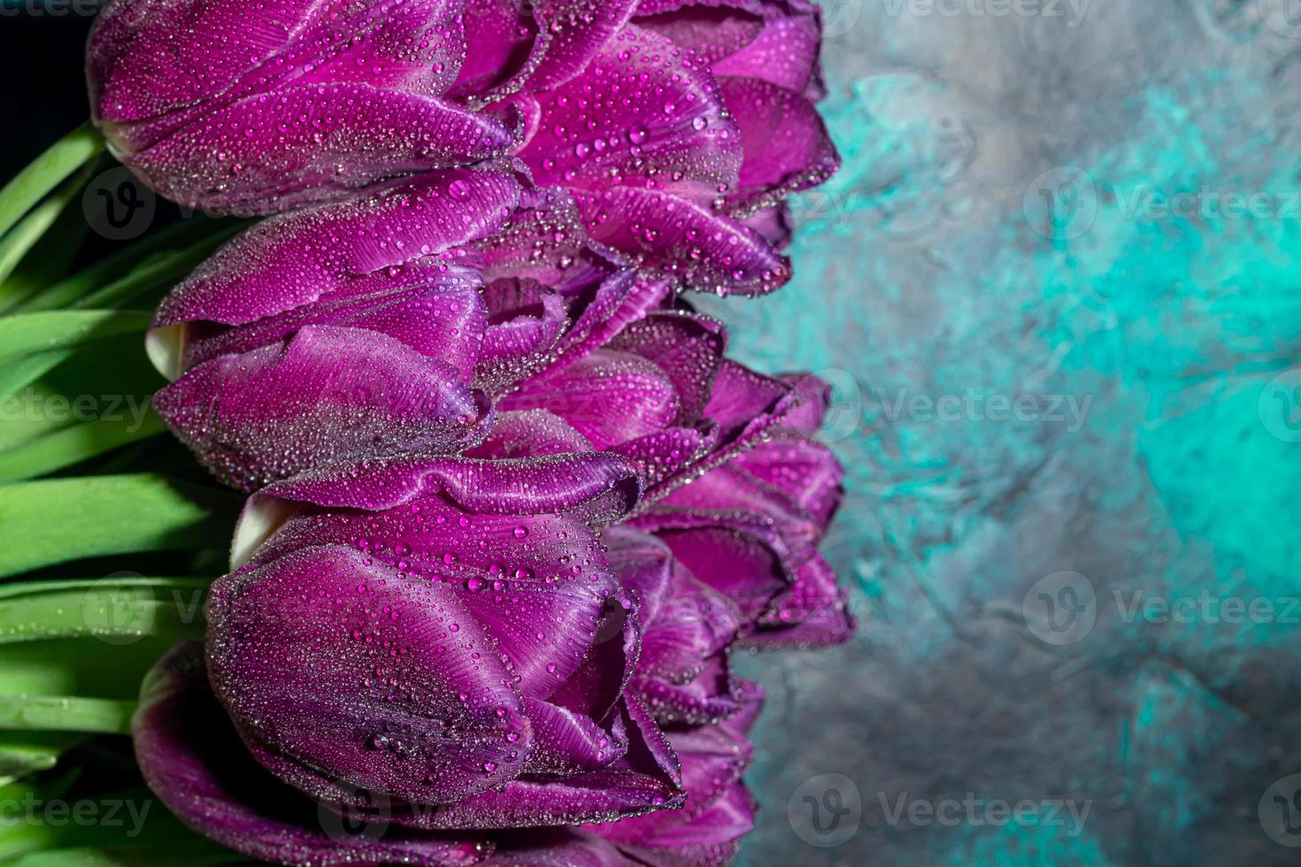 ramo de flores de tulipanes para el día festivo. De las mujeres día, San Valentín día, nombre día. en un oscuro antecedentes con reflexión. foto