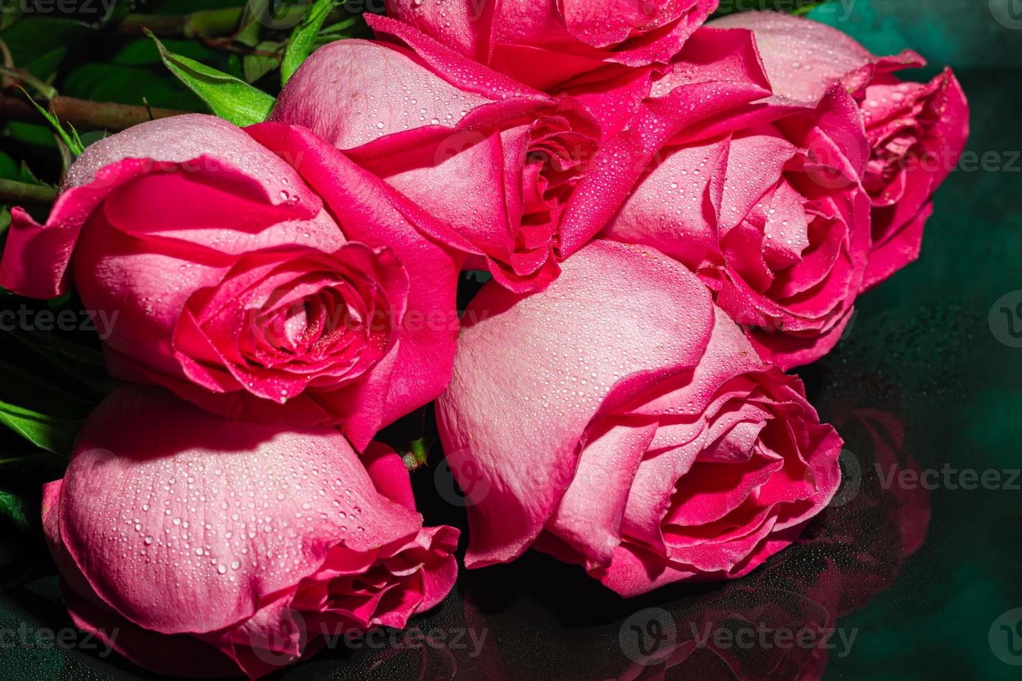 ramo de flores de rosas para el día festivo. De las mujeres día, San Valentín día, nombre día. en un oscuro antecedentes. foto