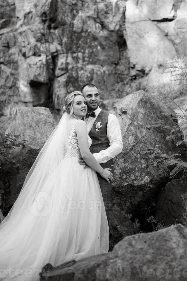 el novio y el novia son caminando en el bosque foto