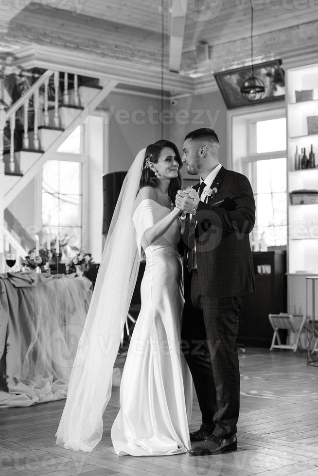 el primer baile de bodas de la novia y el novio foto