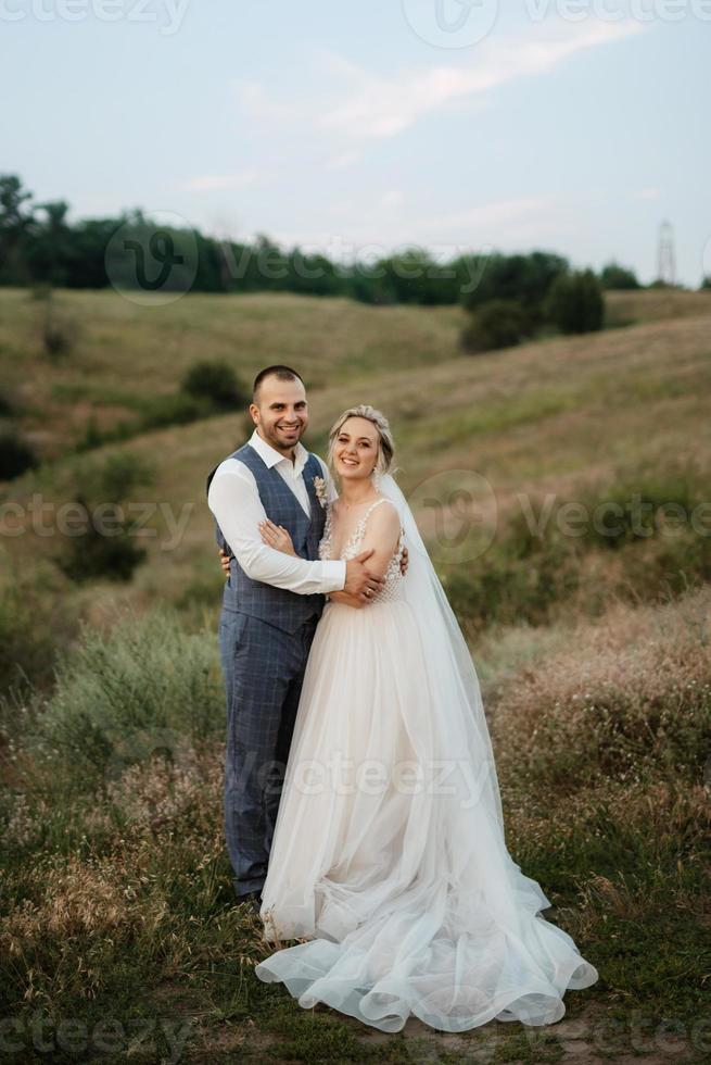 novia rubia niña y novio en un campo foto