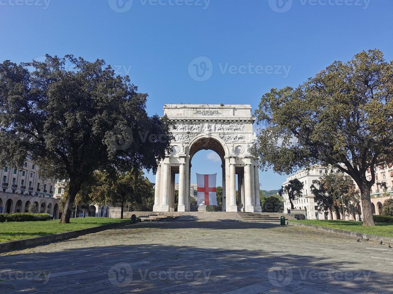triunfo arco en Génova con bandera rojo cruzar en blanco foto