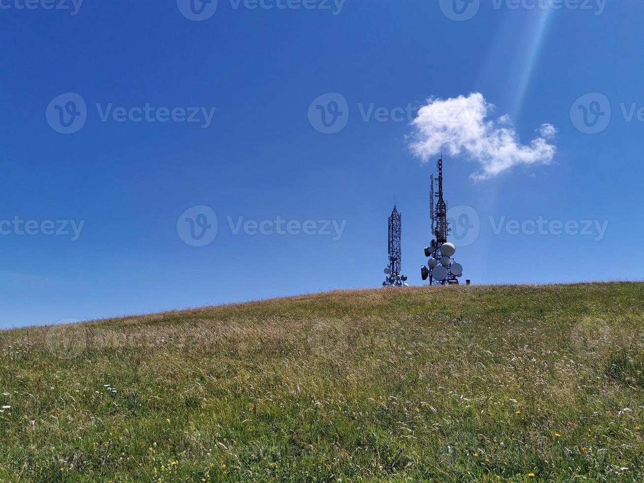 torre de antena de comunicación celular de telecomunicaciones sobre fondo azul foto