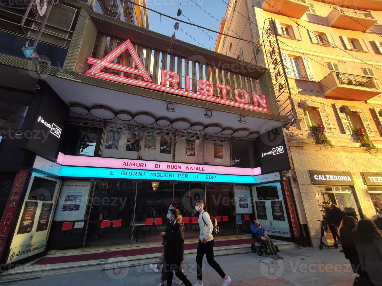 sanremo, italia - 13 de diciembre de 2020 - teatro ariston listo para la temporada 2021 foto