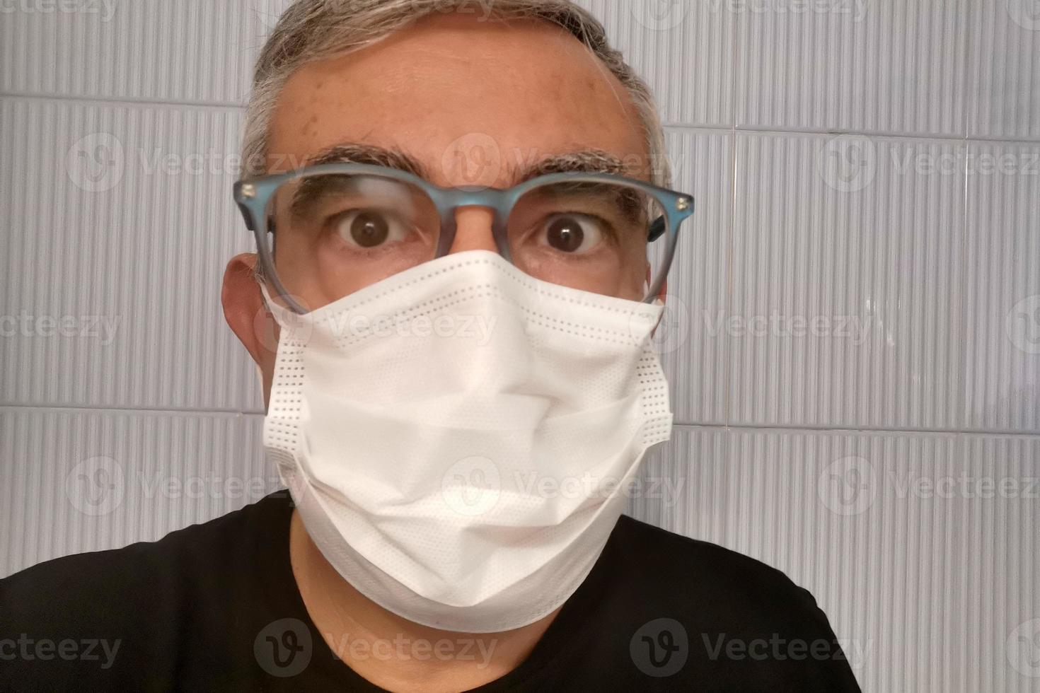 man wearing coronavirus mask photo