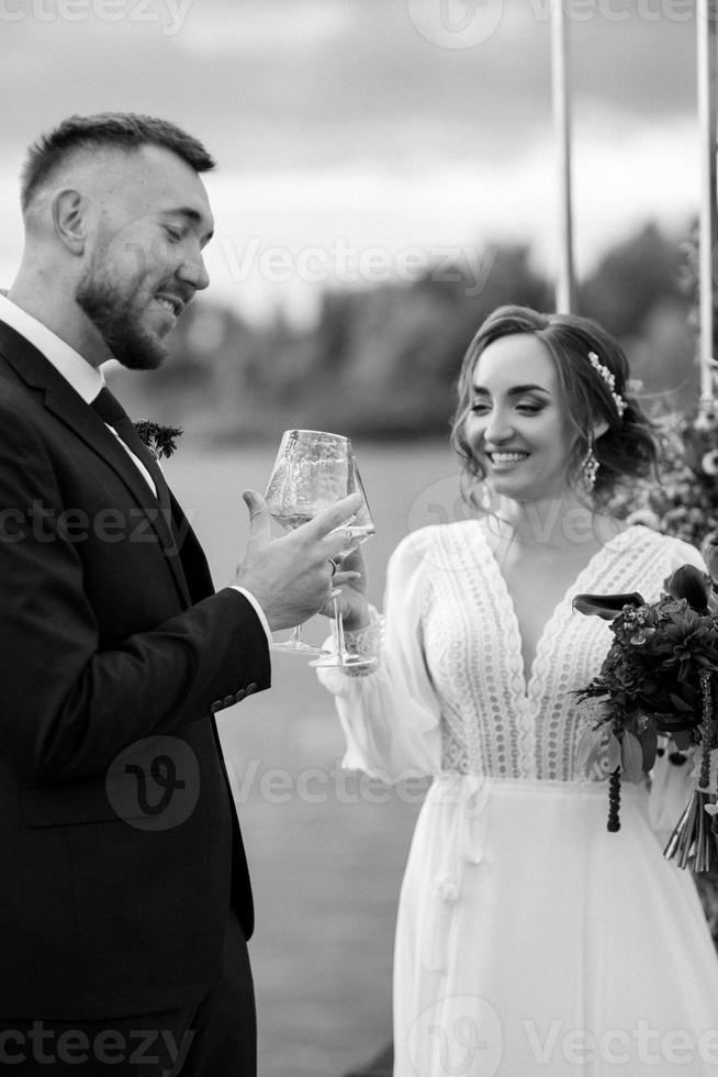 ceremonia de boda de los recién casados en el muelle foto