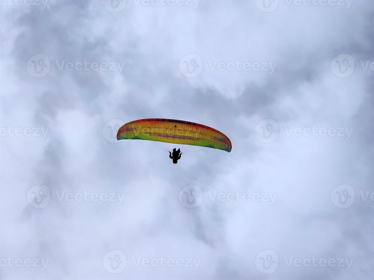 parapente en cielo nublado foto