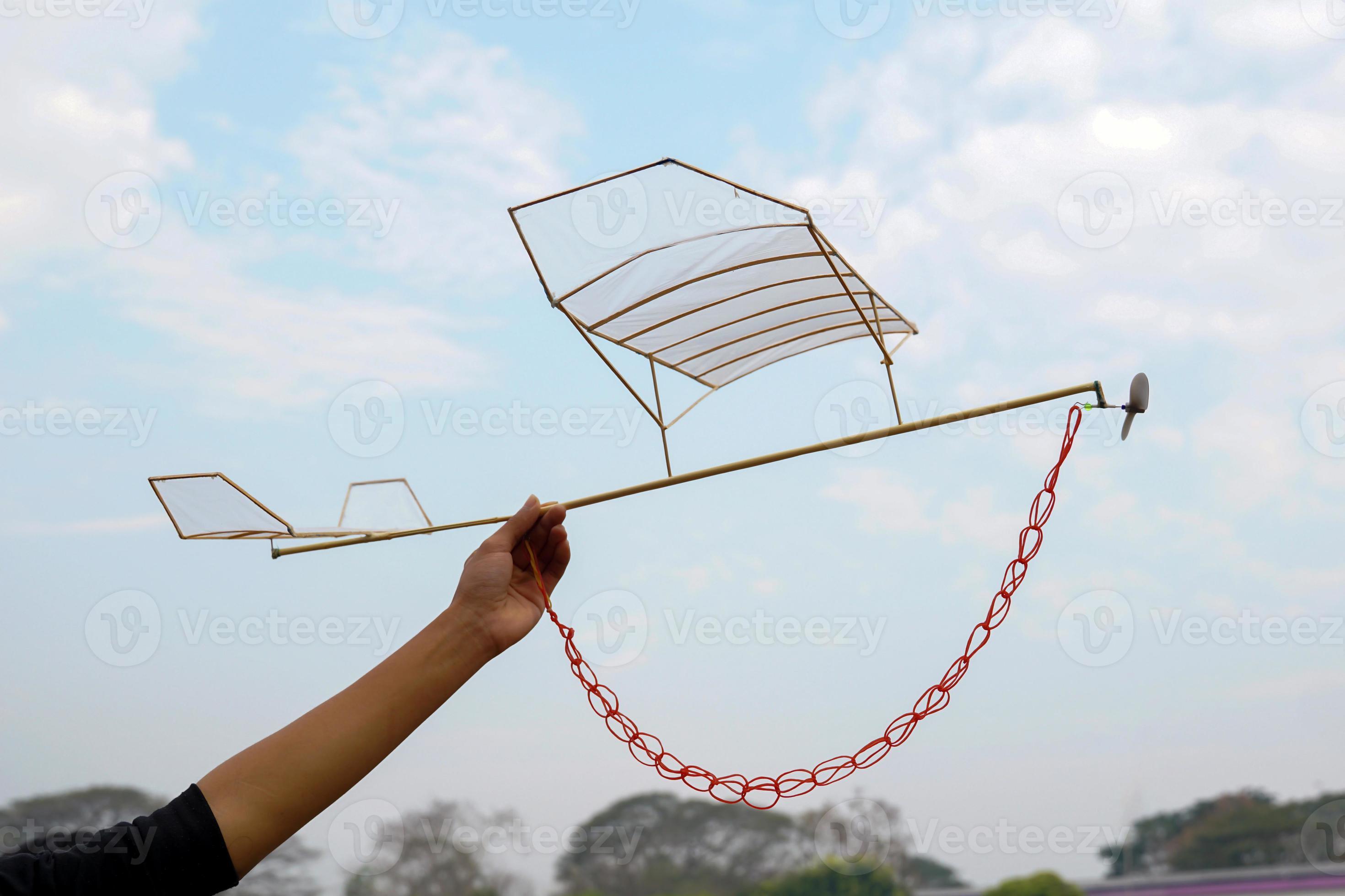Rubber band powered airplane flies by using the release torque of the