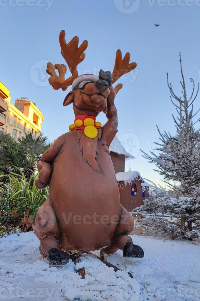 menton, francia - 11 de diciembre de 2021 - pueblo de santa abierto para navidad foto