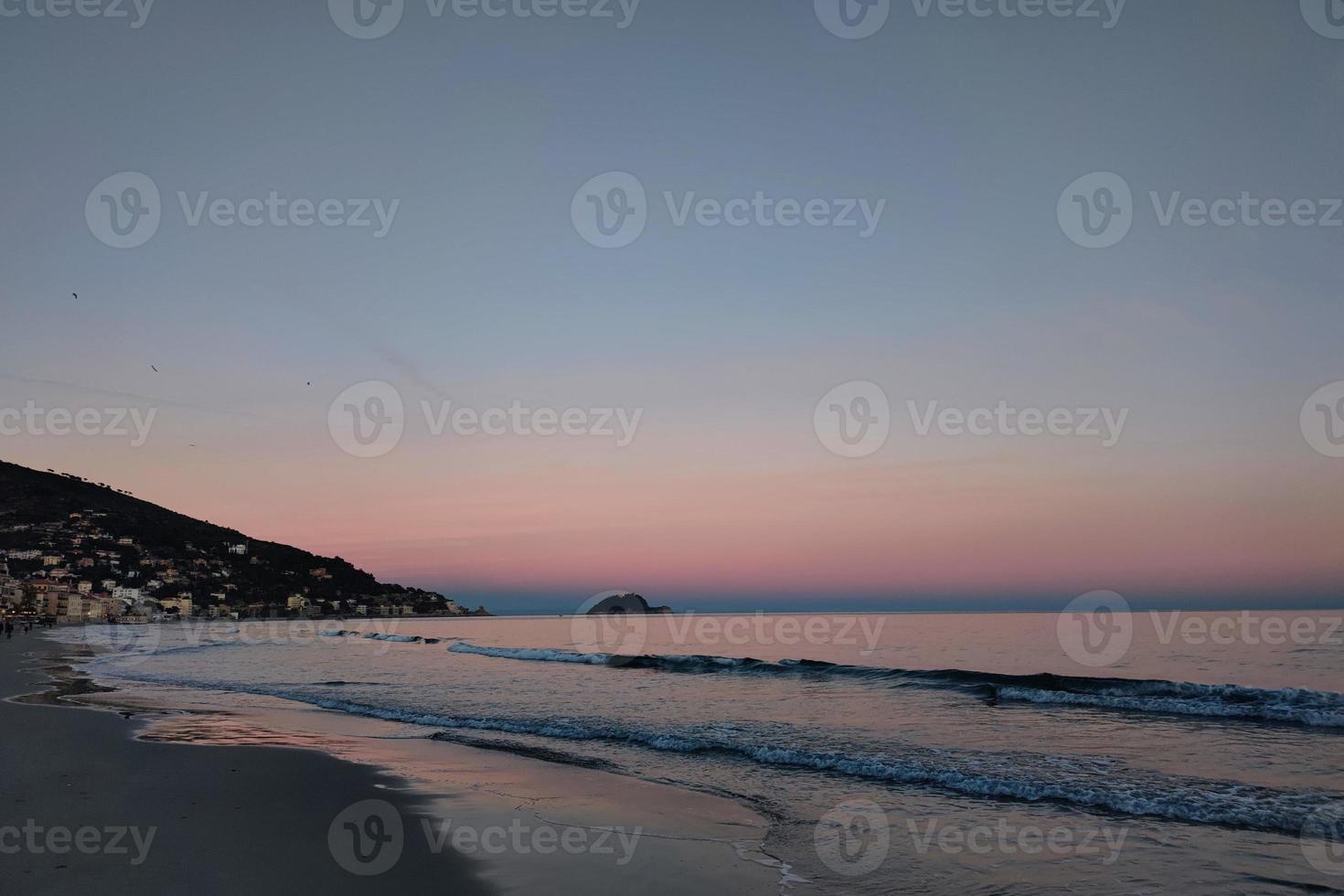 alassio pueblo liguria italia al atardecer foto