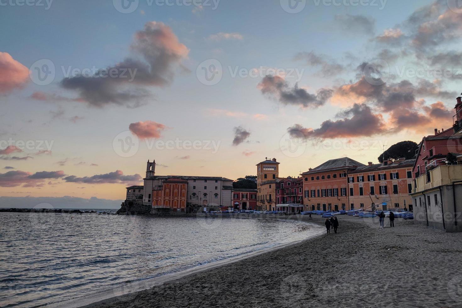 sestri levante bahía de silencio a puesta de sol foto