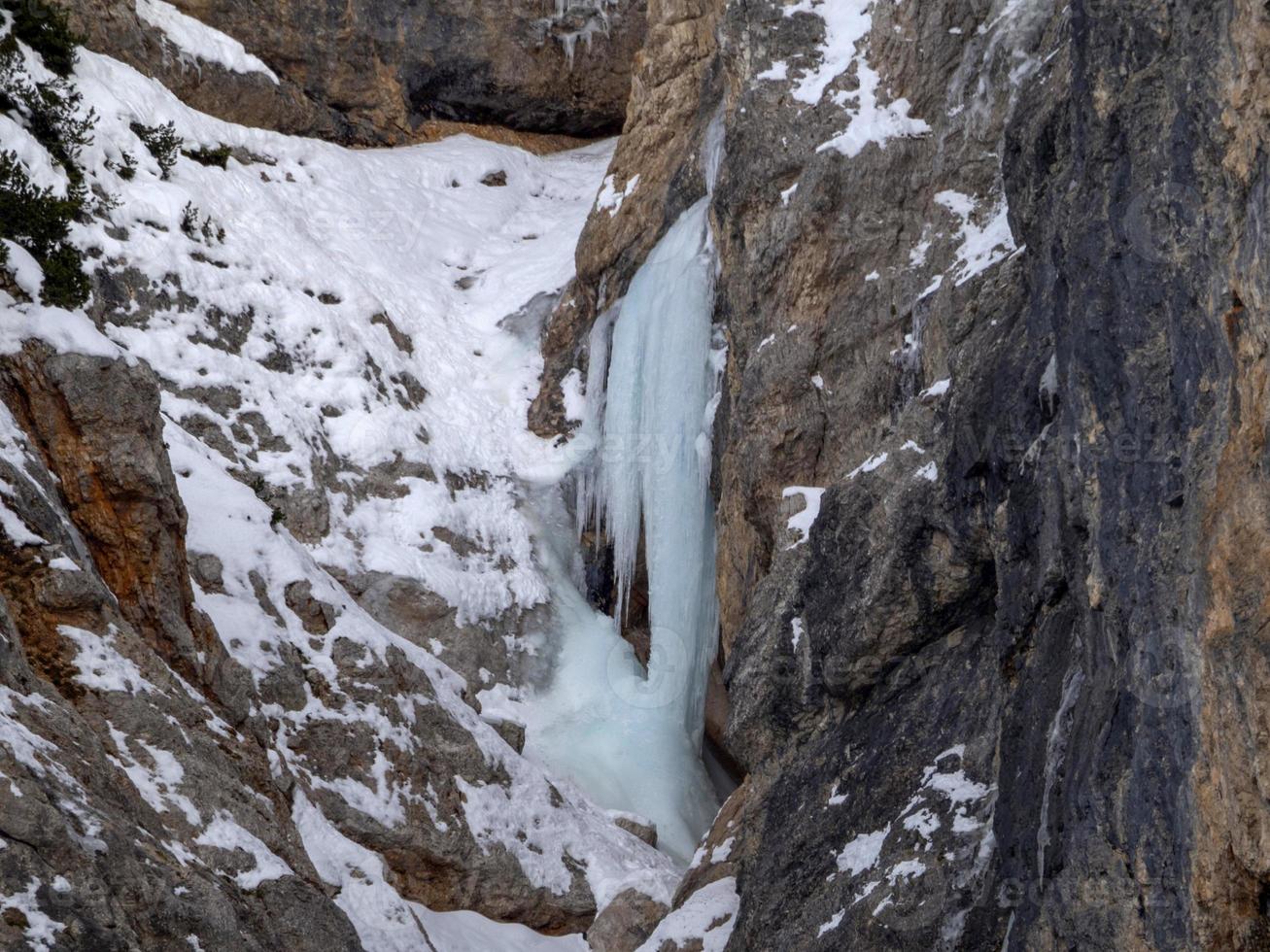 hielo en la roca en los dolomitas de la montaña fanes en panorama invernal foto