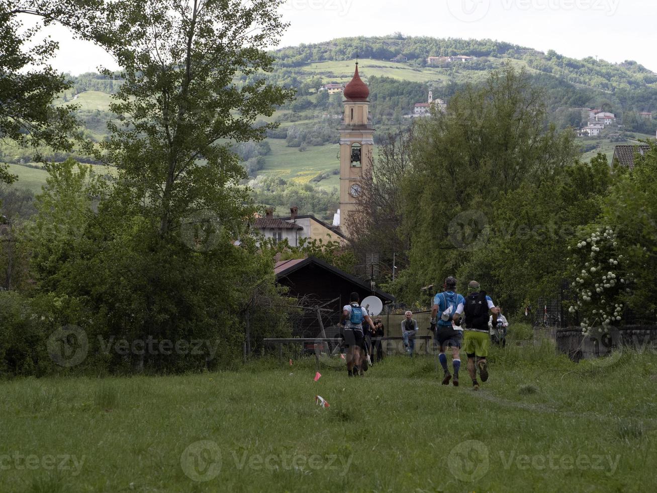 cantalupo ligure, italia - 15 de mayo de 2021 - puerta de piedra porte di pietra trial running marathon foto