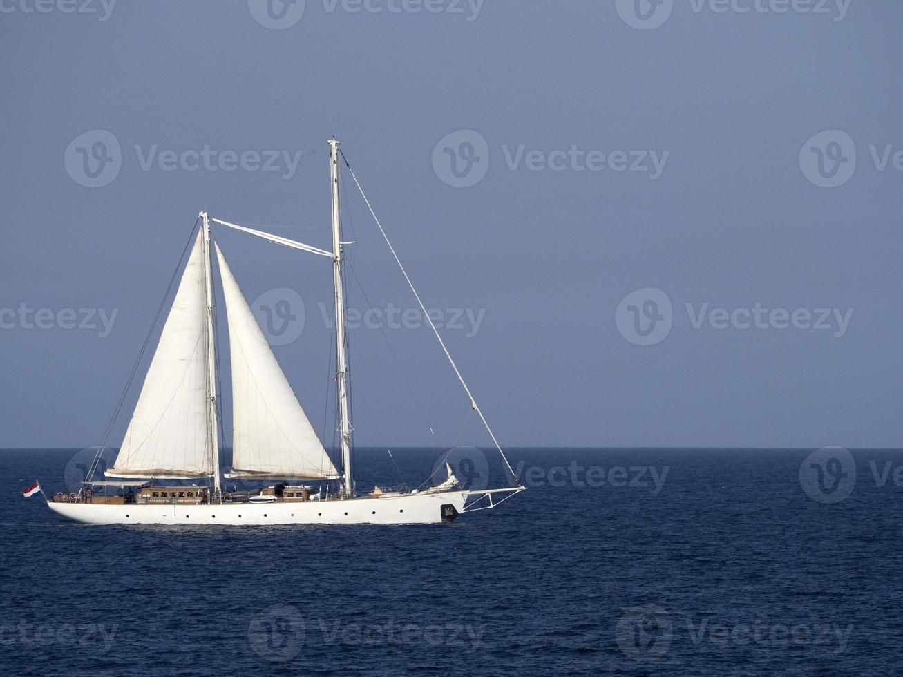 barco viejo barco en el mar azul foto