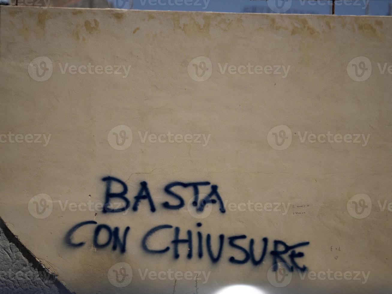 detener encierro escritura en italiano basta chiusura foto