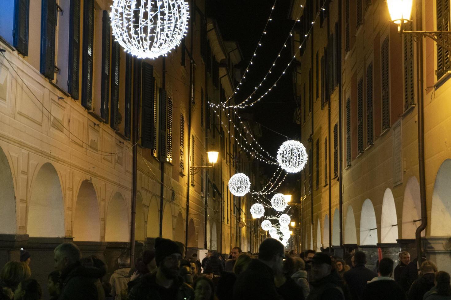 chiavari, italia - 23 de diciembre de 2018 - la histórica ciudad medieval está llena de gente para navidad foto