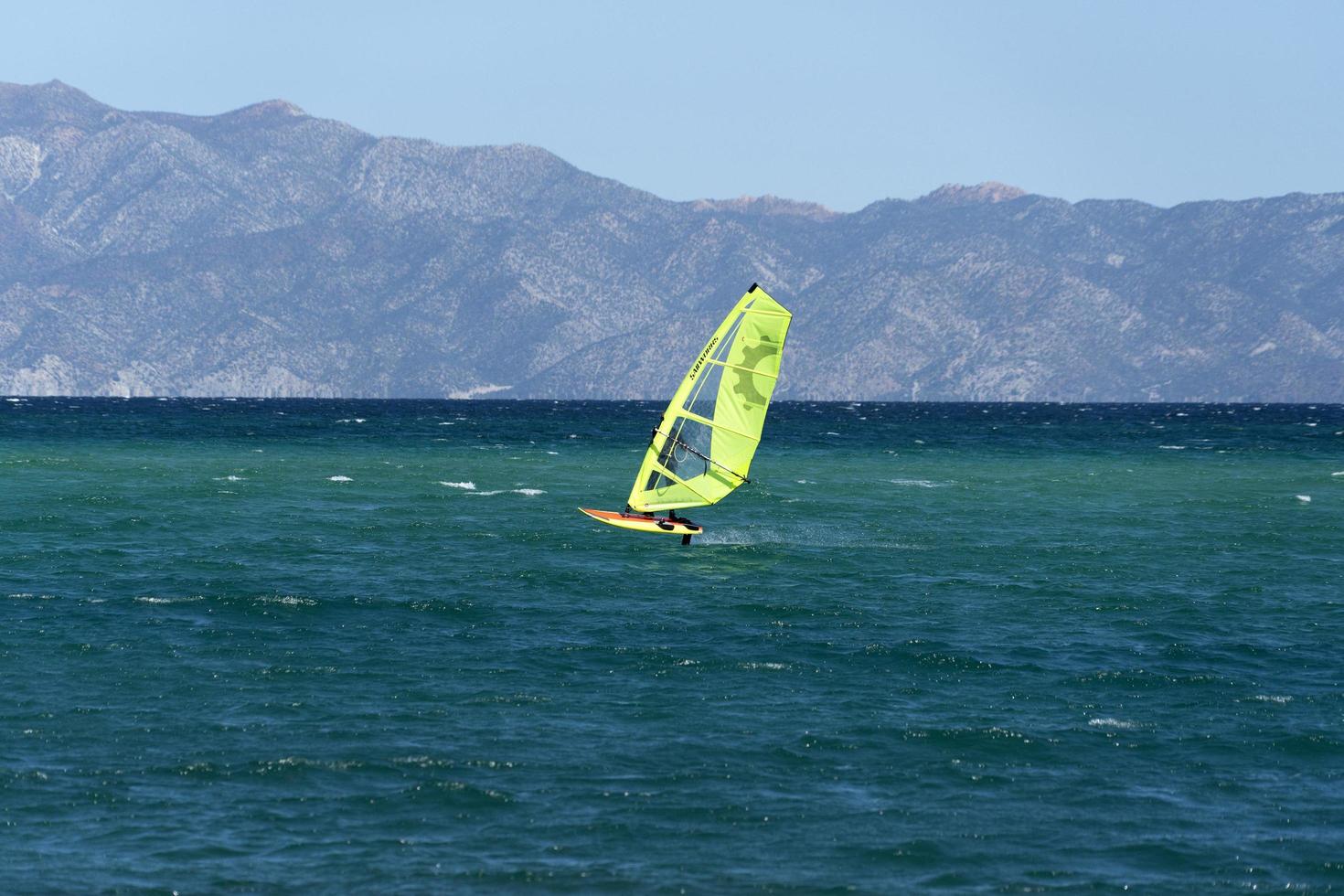 la ventana, mexico - 16 de febrero de 2020 - kitesurf en el wi foto