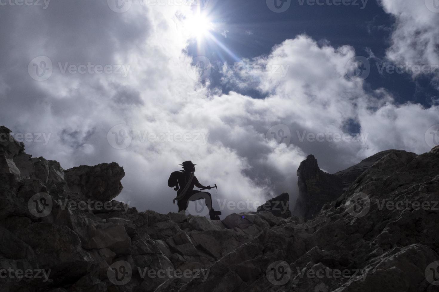 silueta alpinista en tofane panorama de las montañas dolomitas foto