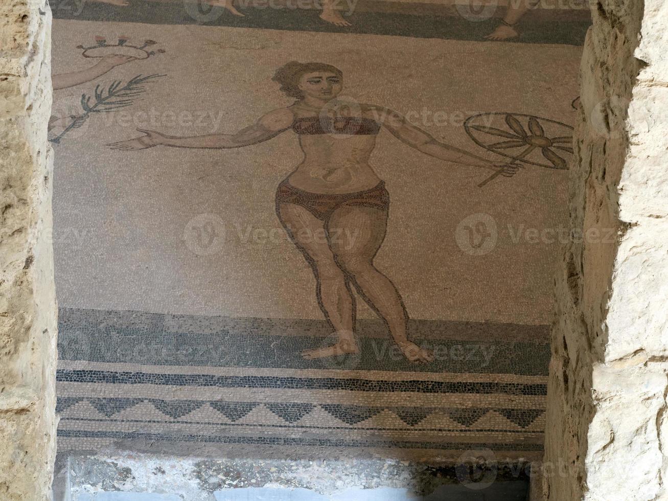 chicas de baño bikini en el antiguo mosaico romano de villa del casale, sicilia foto