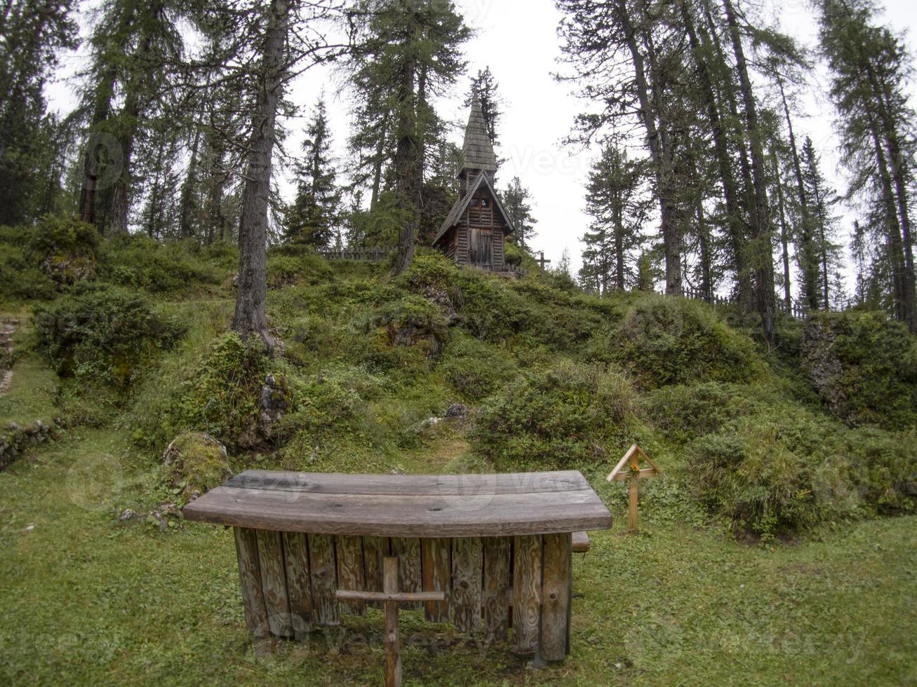 iglesia y cementerio de madera antigua de la i guerra mundial en dolomitas valparola foto