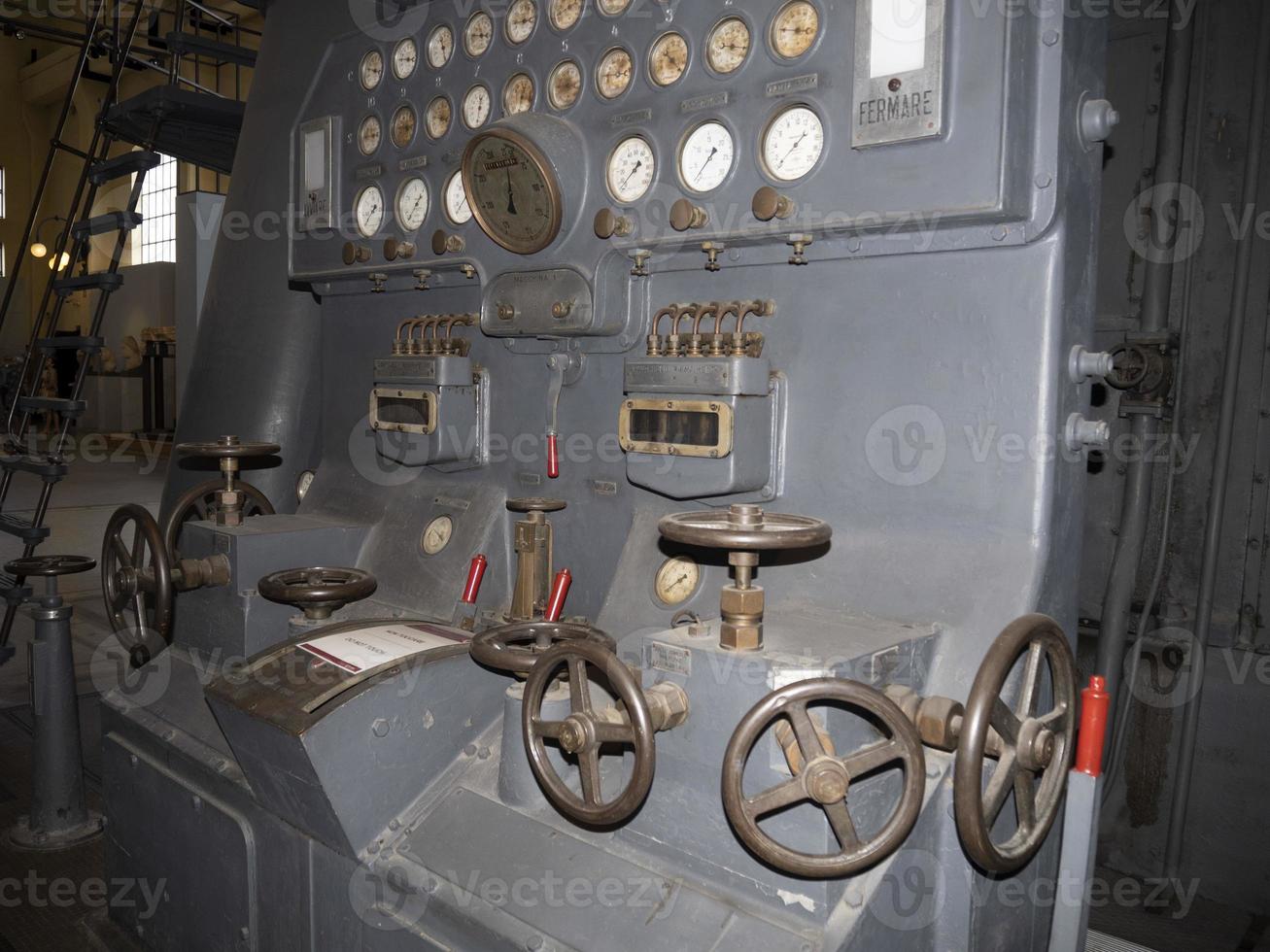 dentro de la antigua planta de energía eléctrica foto