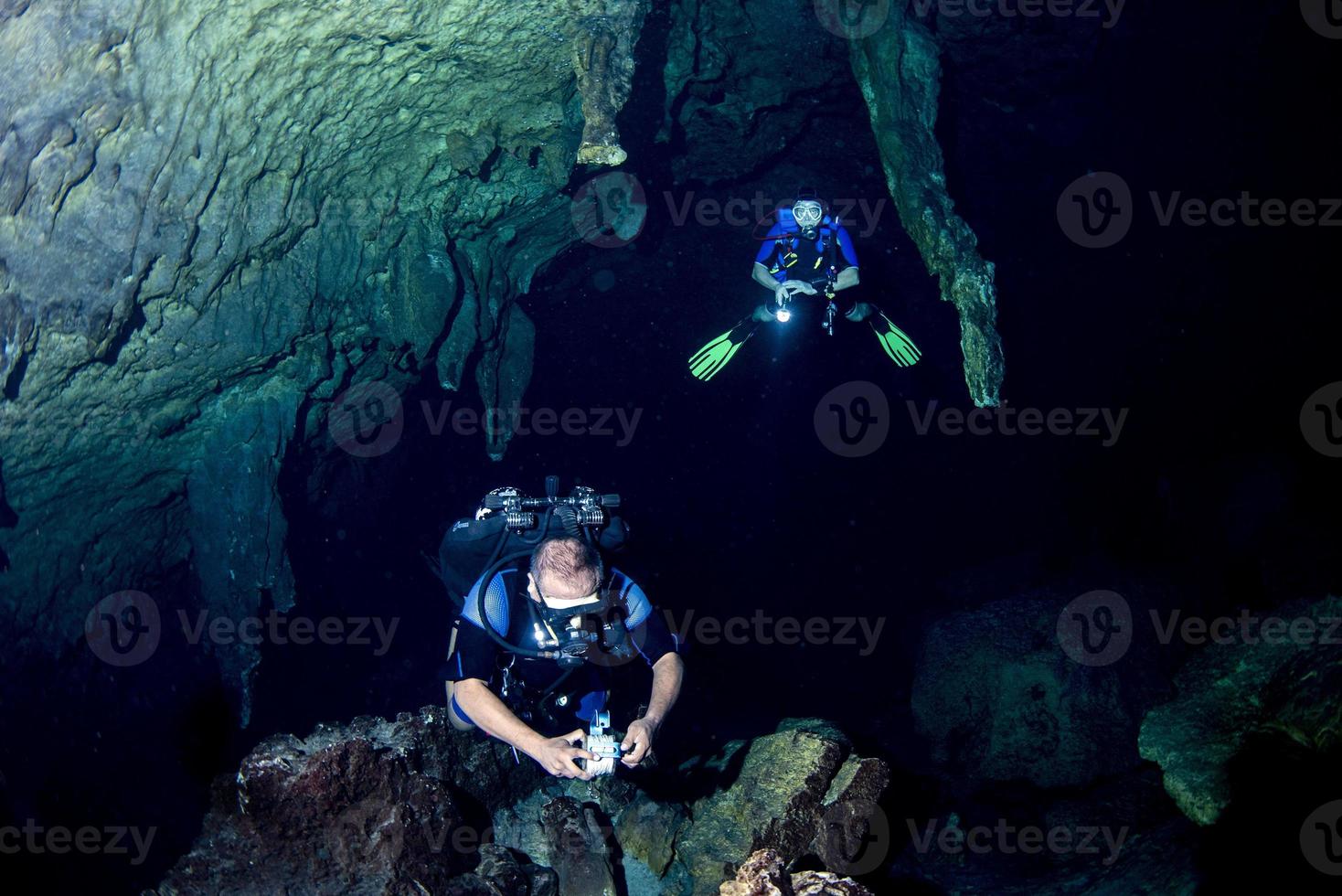 buceo en cuevas en cenotes mexicanos foto