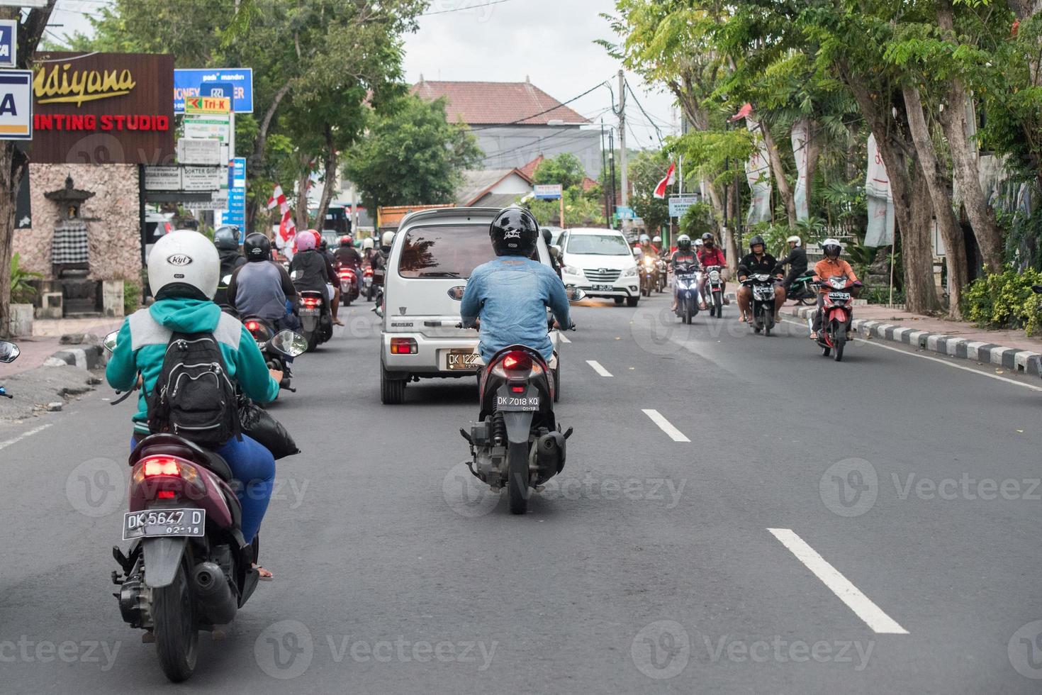 denpasar, bali, indonesia - 15 de agosto de 2016 - tráfico congestionado en la isla de indonesia foto