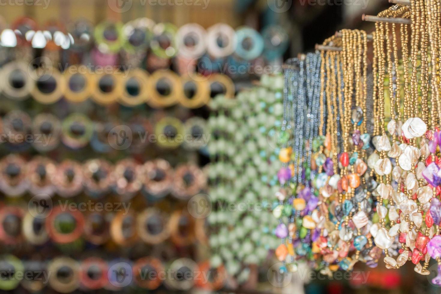 pulseras en el mercado de indonesia en el stand de exhibición foto