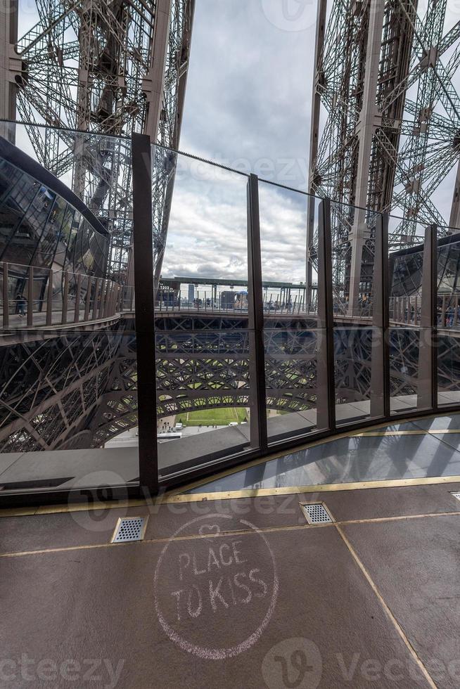 Paris tour eiffel place to kiss photo