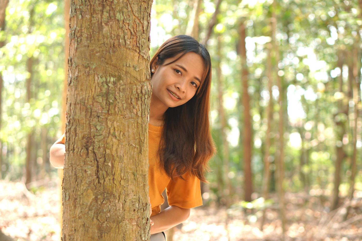 concepto de ahorro el mundo asiático mujer conmovedor un árbol foto