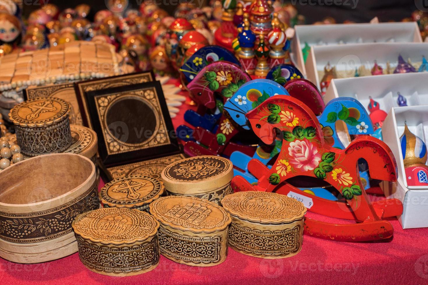 adornos navideños en el mercado callejero foto