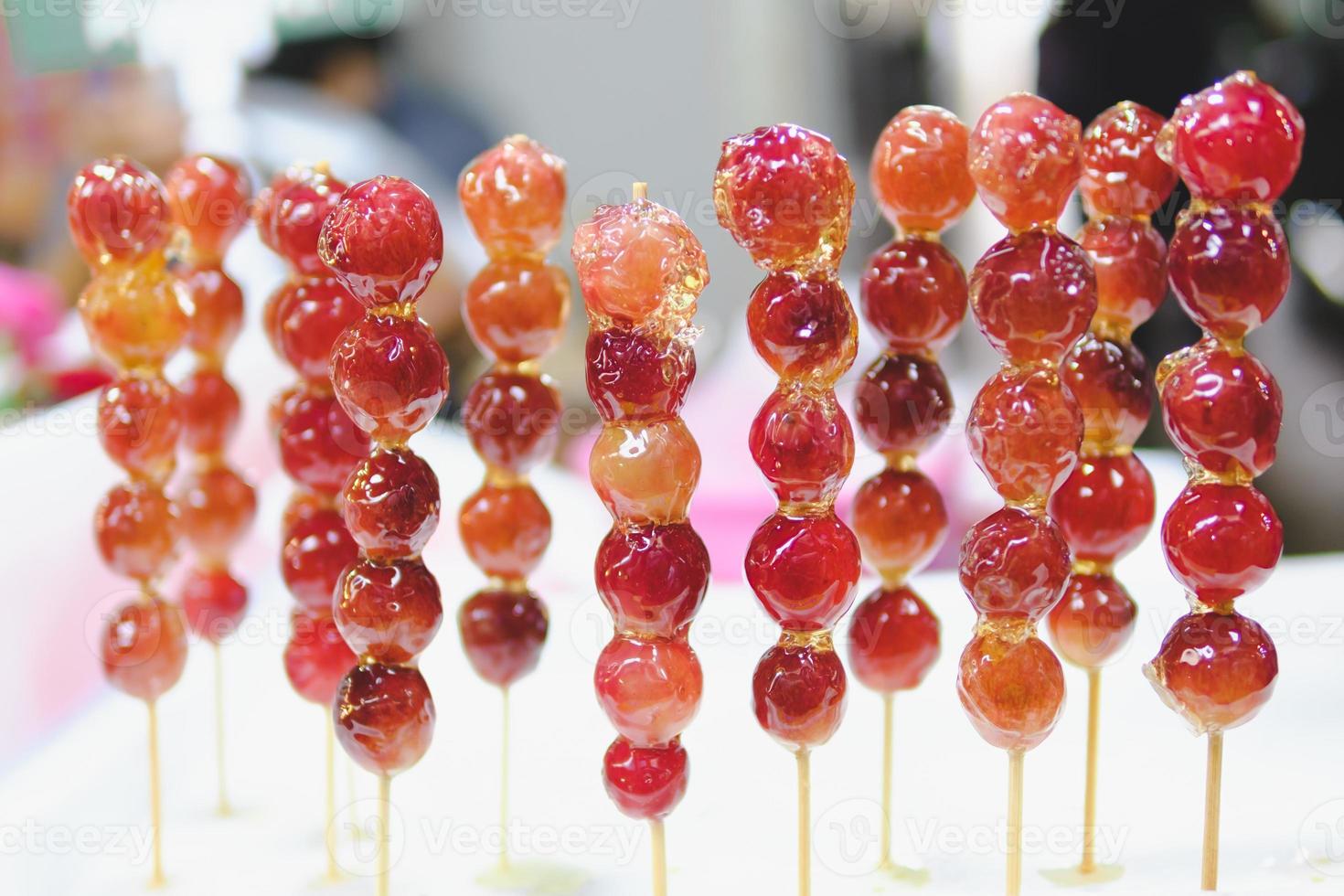 Beautifully arranged sugarcoated grapes. Tang Hu Lu 20203716 Stock