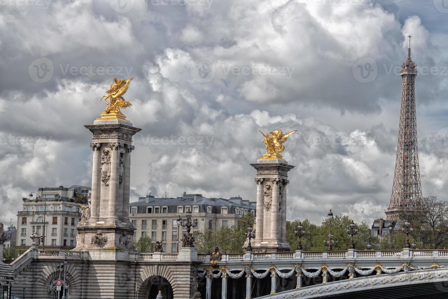 panorama de la vista del paisaje urbano de parís desde el sena foto