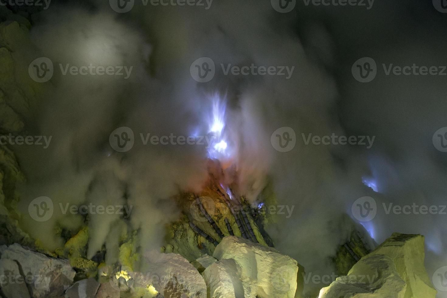 bali volcán agung ijen llamas en erupción foto