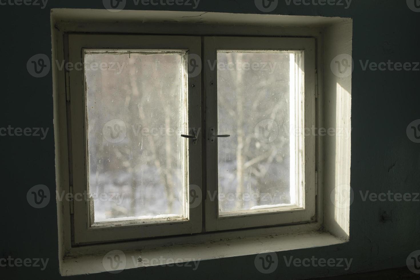 ventana en edificio. interior de edificio en detalle. ventana marco desde adentro. foto