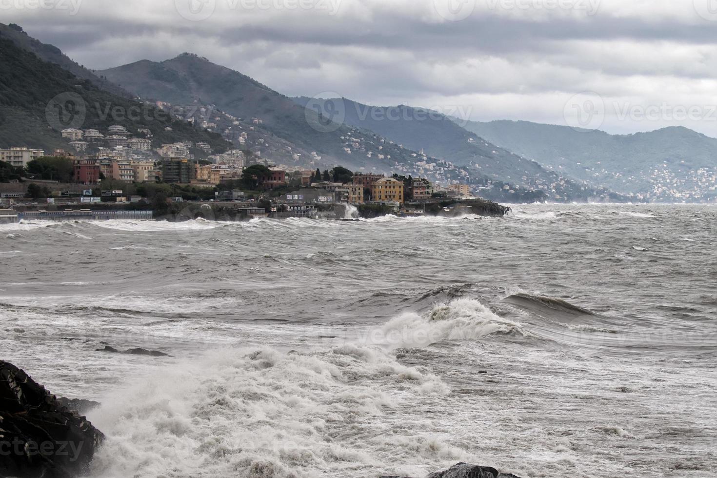 mar tormenta en el apuntalar foto