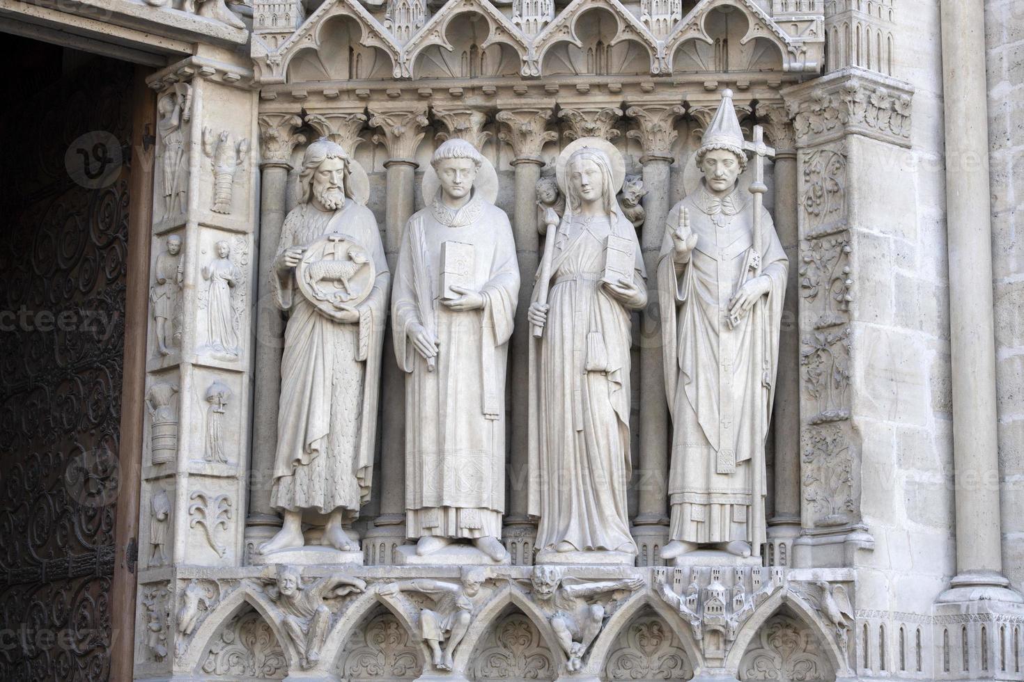 notre dame paris catedral estatua escultura y techo antes del fuego foto