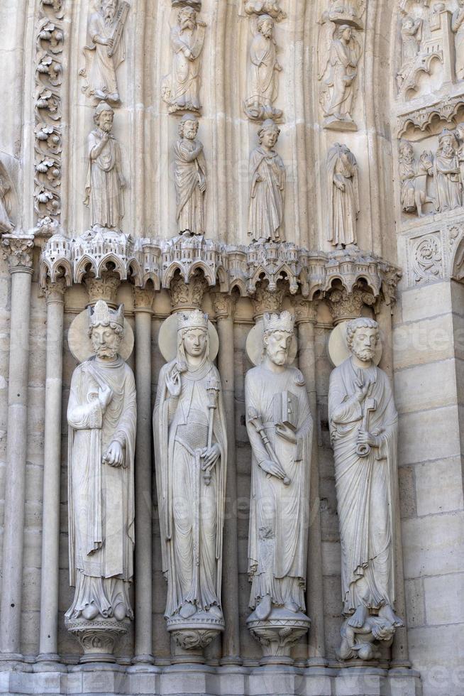 notre dame paris catedral estatua escultura y techo antes del fuego foto