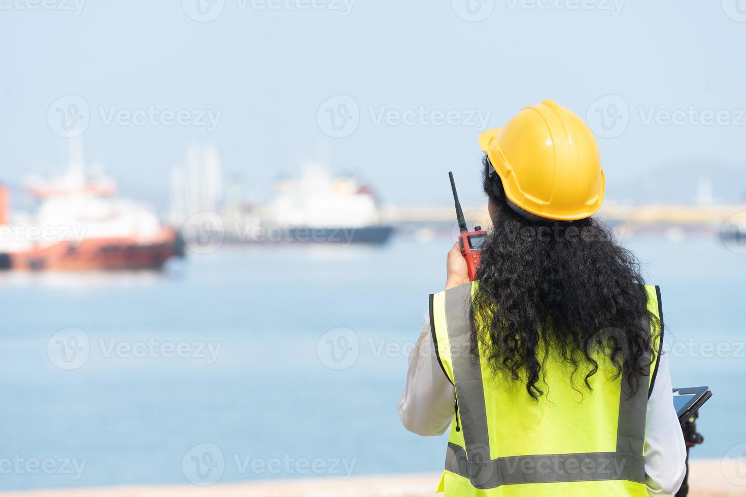 asiático hembra ingeniero participación walkie-talkie con marina Embarcacion antecedentes foto