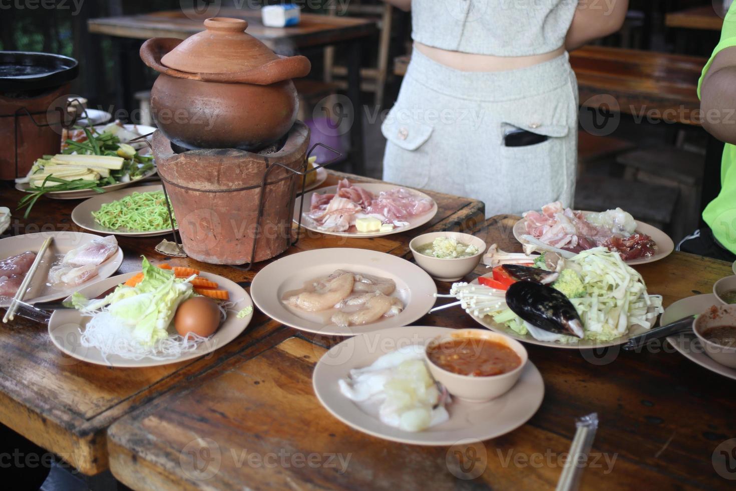 tailandés caliente maceta receta Jim saltar, arcilla olla.thai tradicional picante shabu shabú, inmersión carne en hervido picante sopa. foto