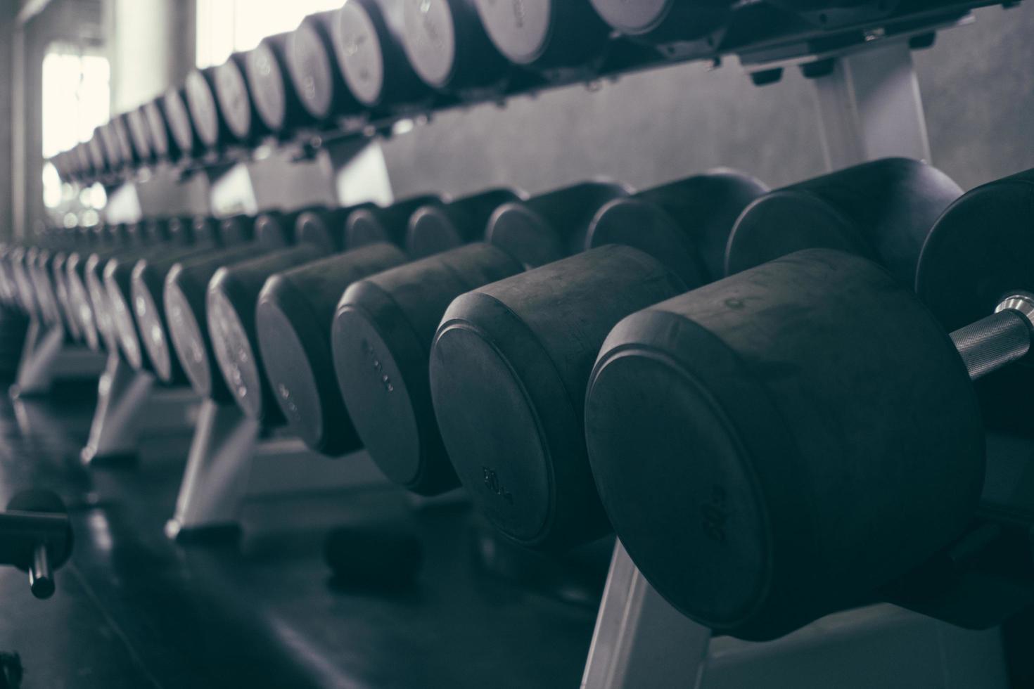 fila de fondo de pesas en el fitness foto