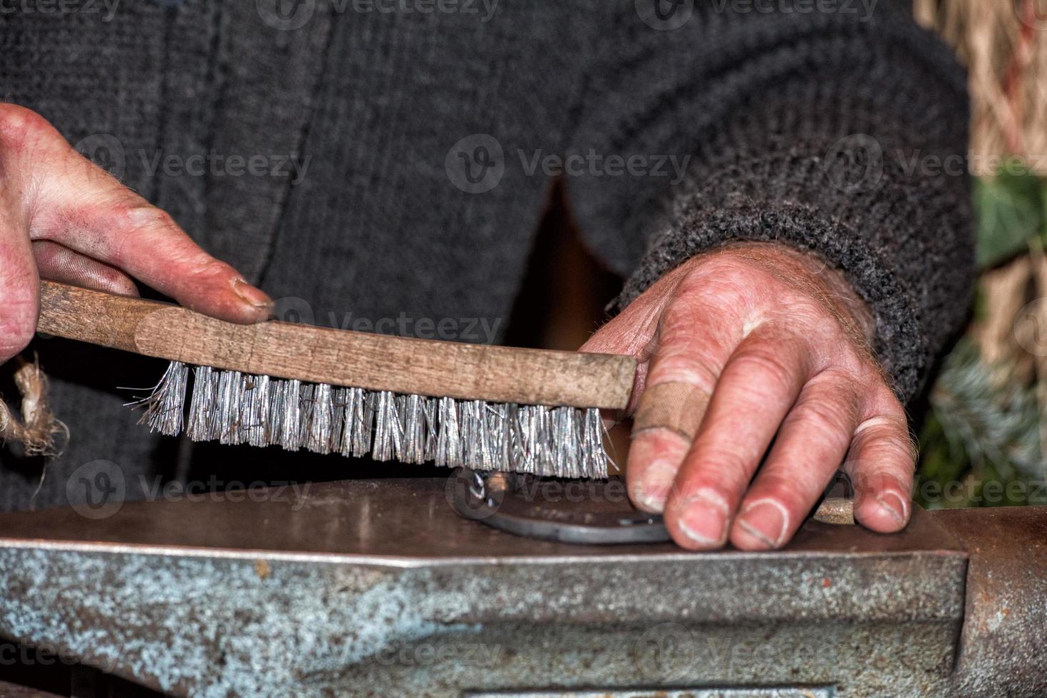 viejo jubilado manos trabajando foto