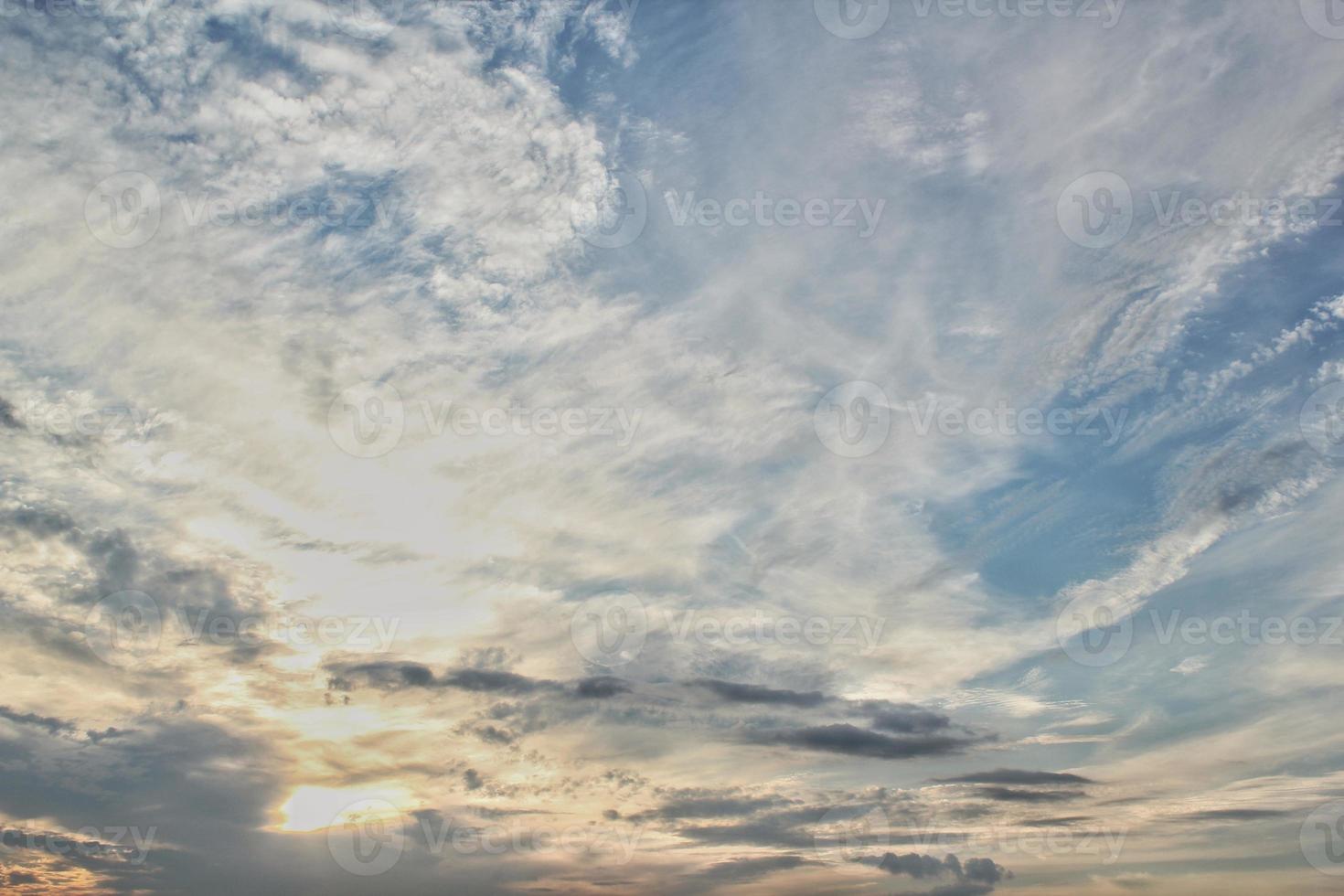 nubes suaves de luz blanca flotando en el cielo azul. fondo del paisaje matutino de la naturaleza. claro viento primaveral. brillante día de verano. cielo de aire tranquilo de invierno. panorama abstracto. cambiar el clima. vista de ángulo bajo foto