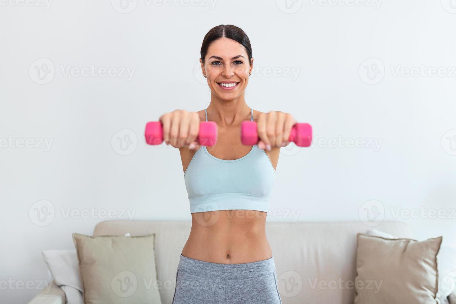 deportivo mujer hacer ejercicio con pesas a hogar. foto de activo mujer en  ropa de deporte trabajando afuera. dinámica movimienot. lado vista. deporte  y sano estilo de vida 20658357 Foto de stock