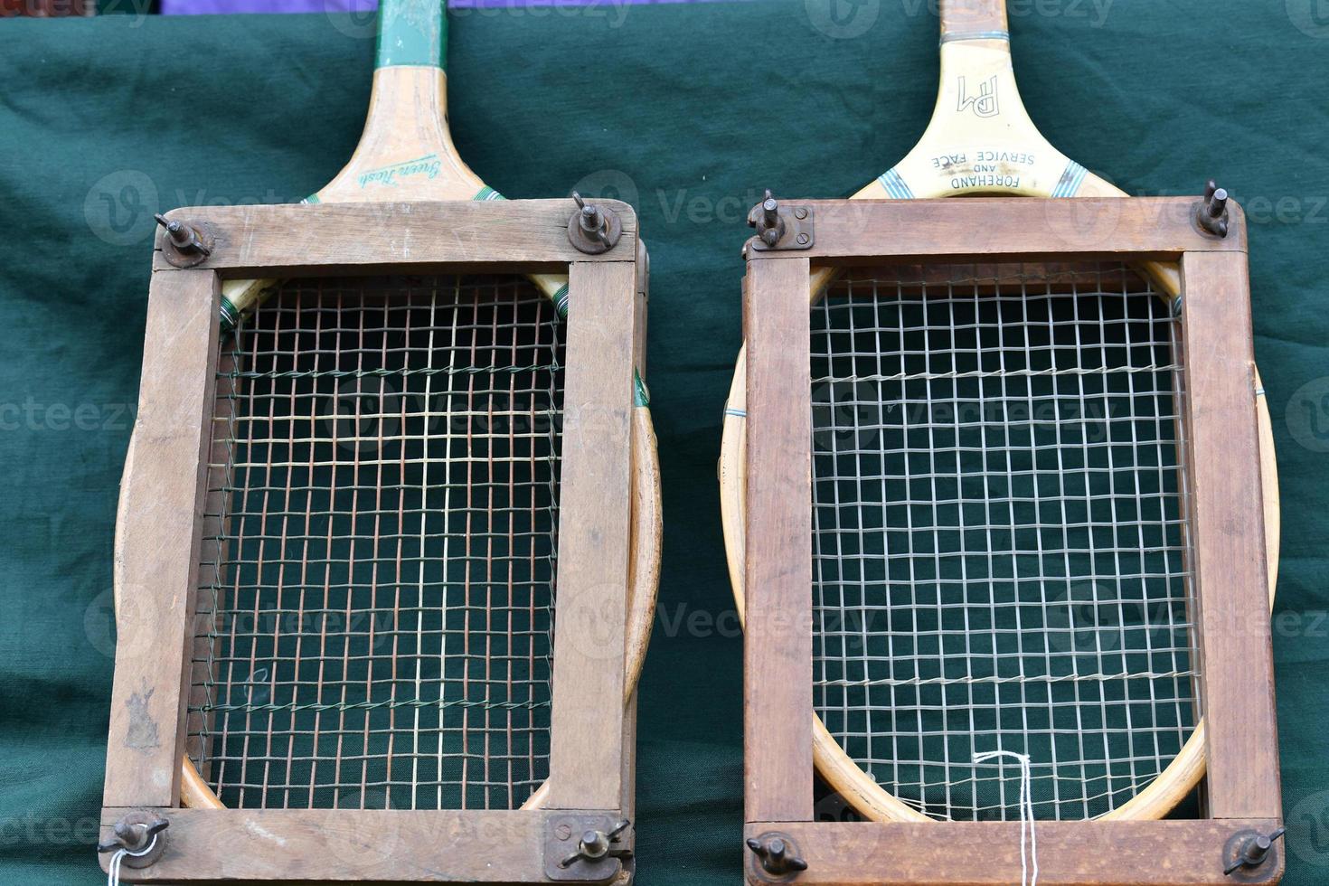 antigua raqueta de tenis vintage foto
