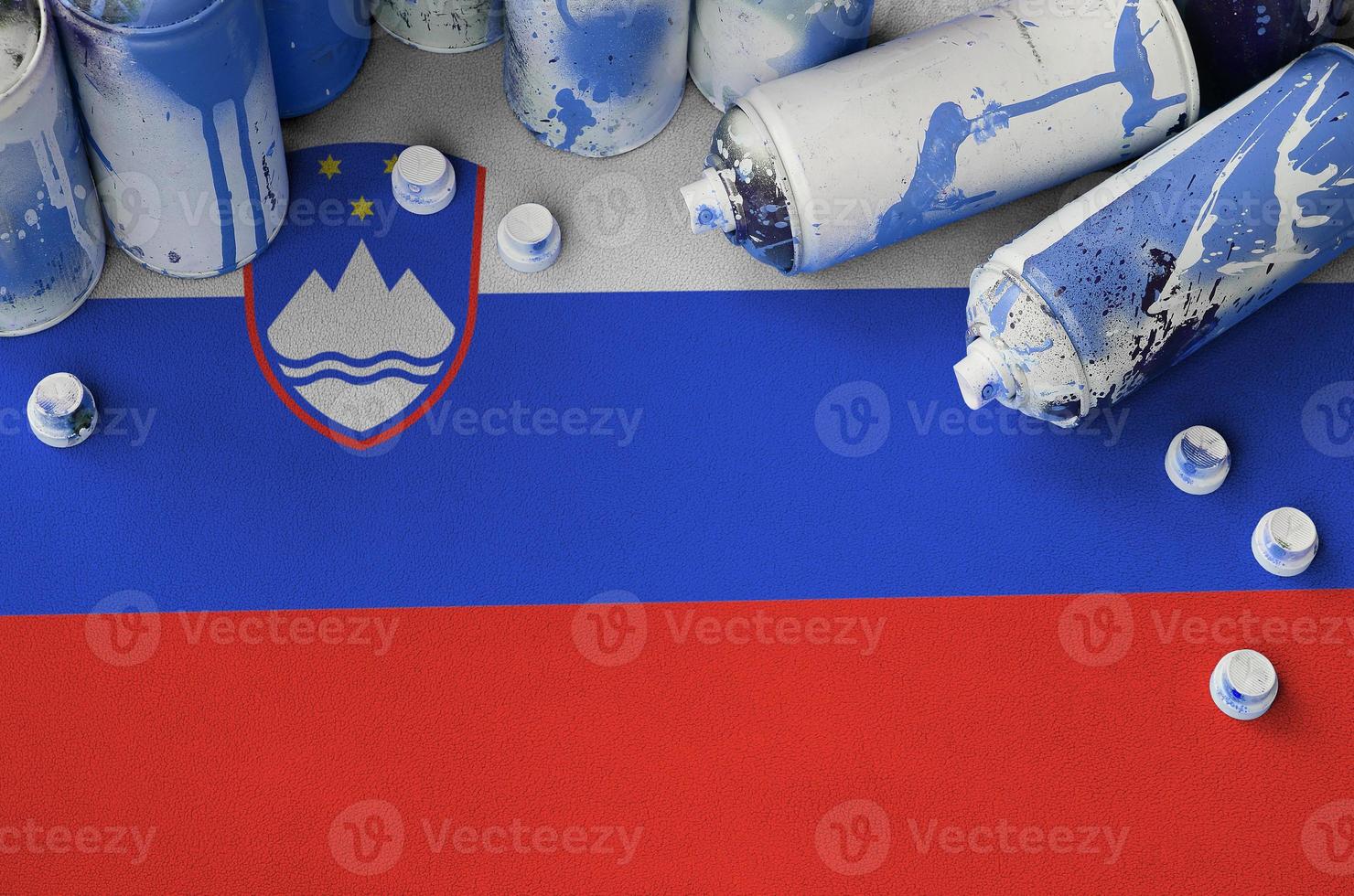 Eslovenia bandera y pocos usado aerosol rociar latas para pintada cuadro. calle Arte cultura concepto foto